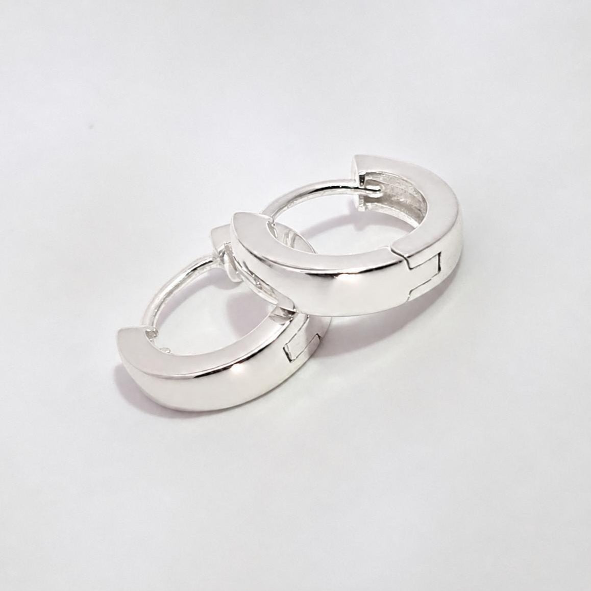 SILVER PLAIN HUGGIE
