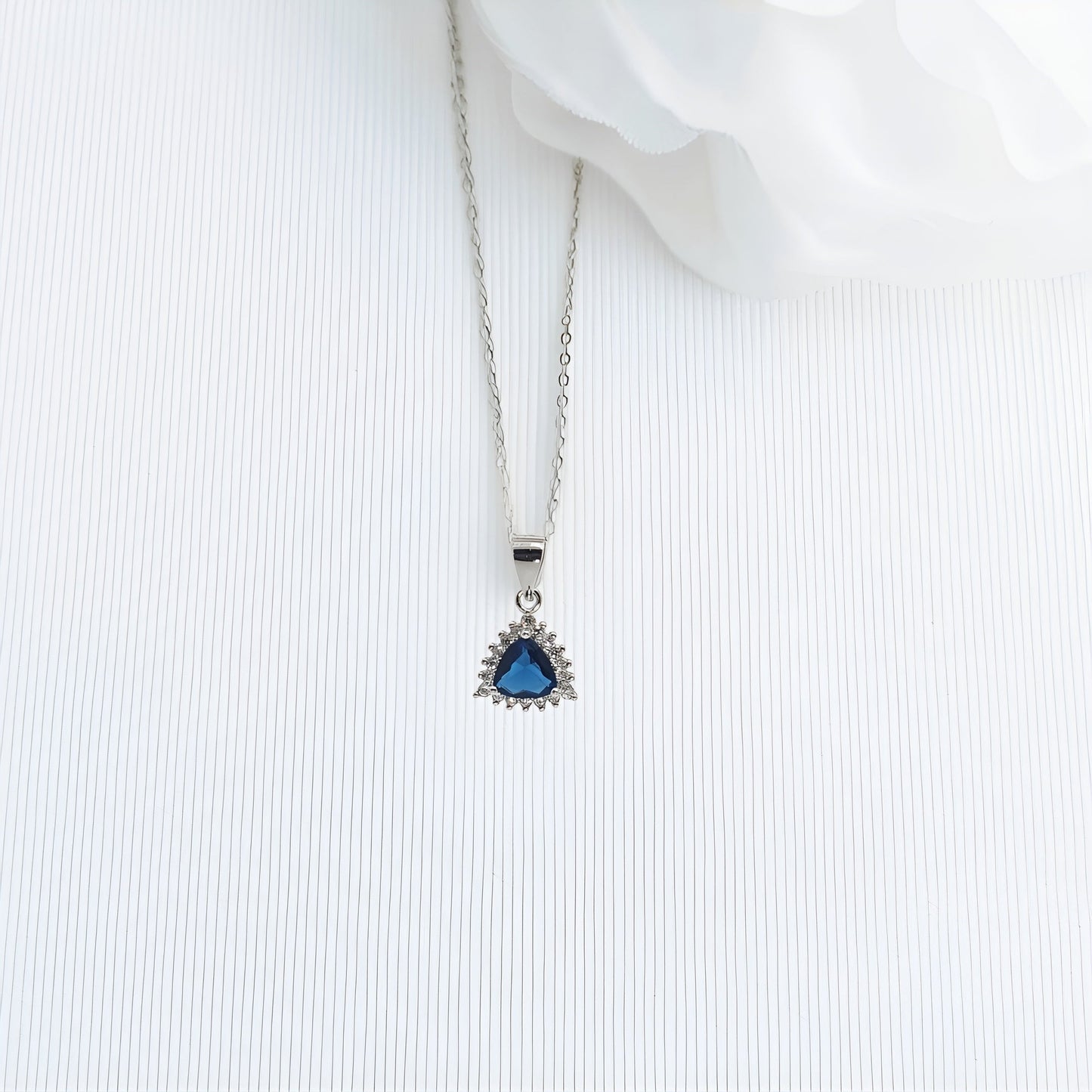 SILVER BLUE/WHITE CLUSTER NECKLACE