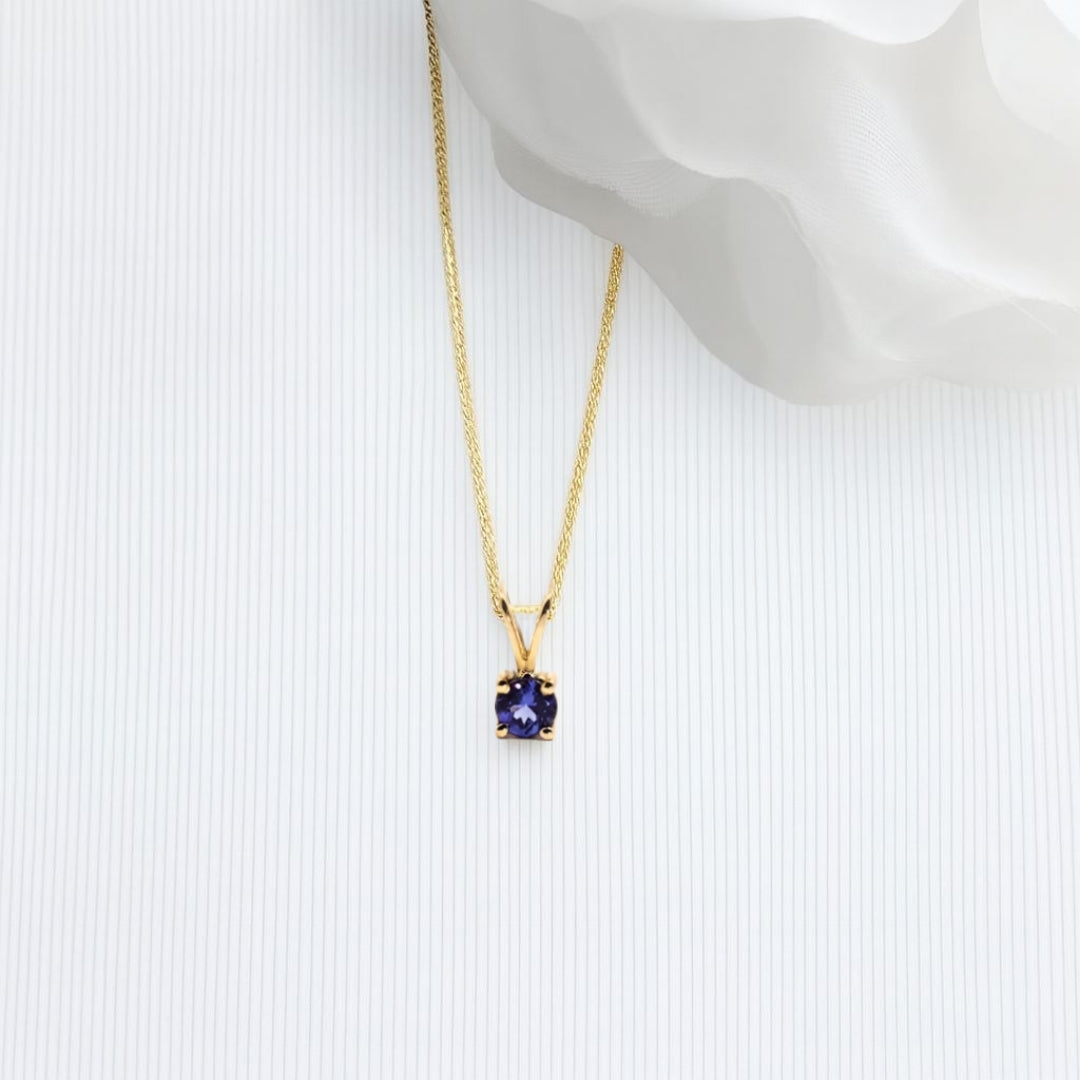 9ct yellow gold tanzanite pendant