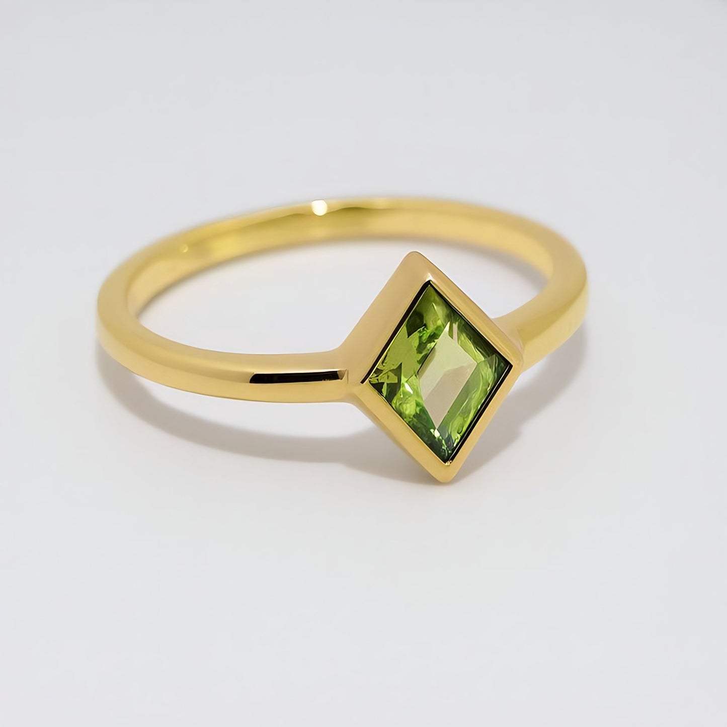 9ct yellow gold peridot stacker ring
