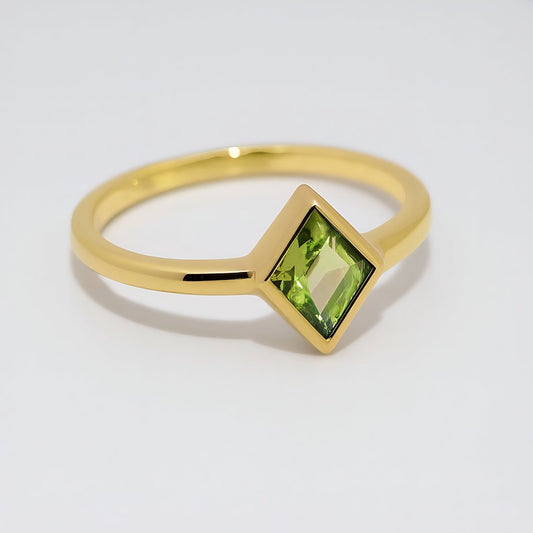 9ct yellow gold peridot stacker ring